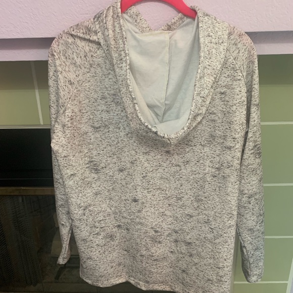 CUTE TOP WITH HOOD. (NEW) - Picture 6 of 9